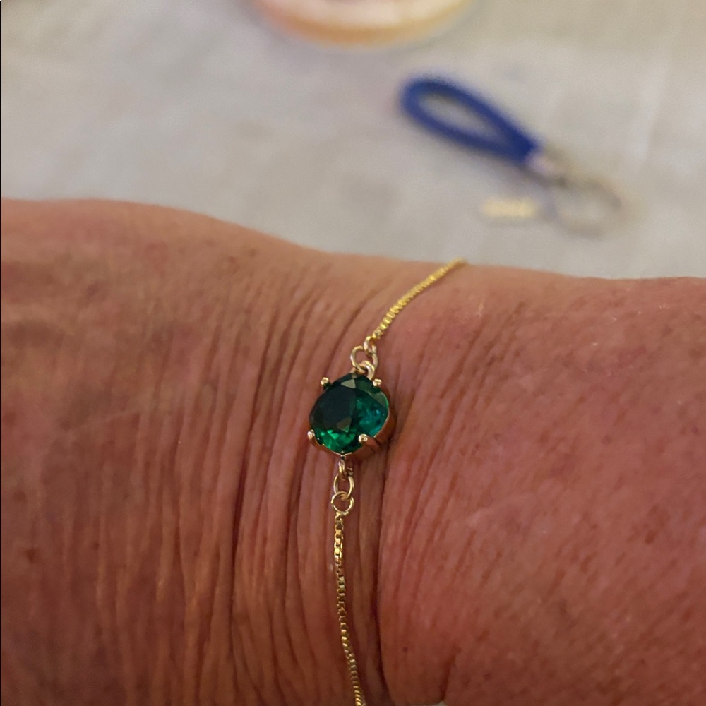 Elegant Gold Bracelet with Green Gemstone